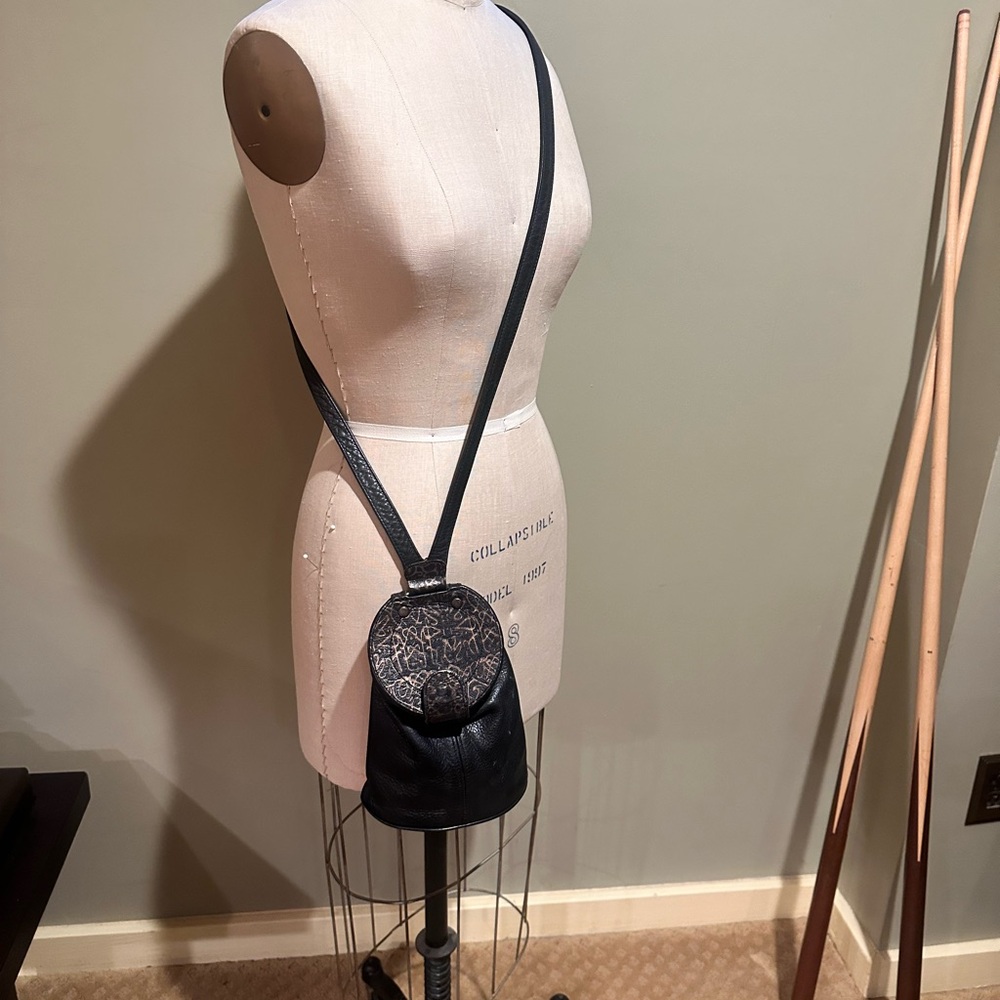 Maxx NY Black Leather Bucket Bag - Picture 3 of 10